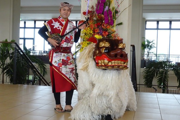 「琉球獅子舞の道ズネー」（獅子舞の練り歩き）