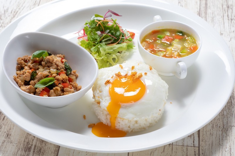タイ風チキンのバジル炒めプレート