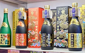 島の銘酒・泡盛も多彩な銘柄が勢揃い