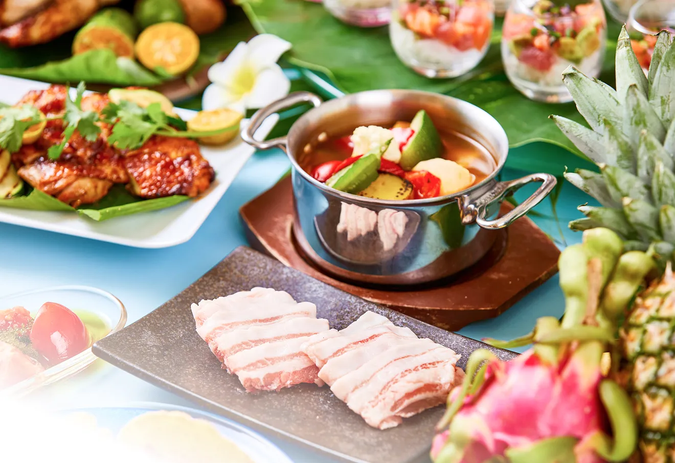 ガラスの器に並んだ前菜や、魚介をふんだんに使ったパスタなど、沖縄の食材を活かした彩り豊かな和洋の特別コース料理。