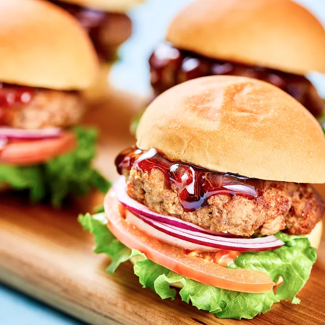 絶妙な焼き加減で仕上げられた牛のロースト。アスパラガスやブロッコリーを添え、美しいソースで描かれた一皿。