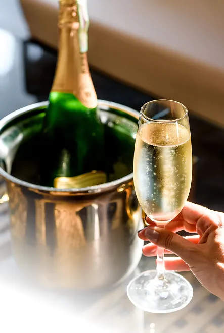 氷で冷やされたシャンパンボトルと、きめ細やかな泡が立ち上がるグラス。