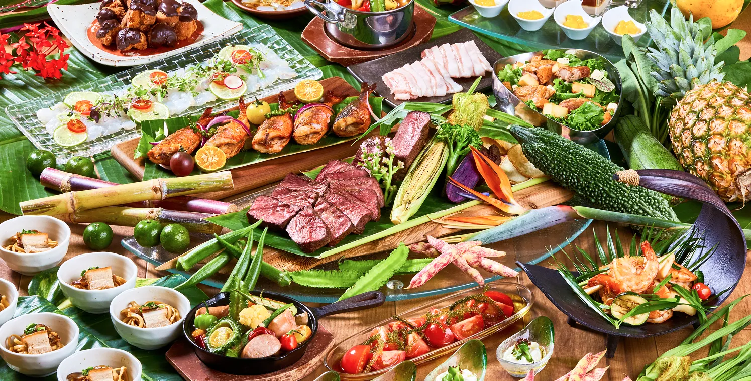 沖縄の恵みを贅沢に取り入れた彩り豊かなディナーブッフェ。