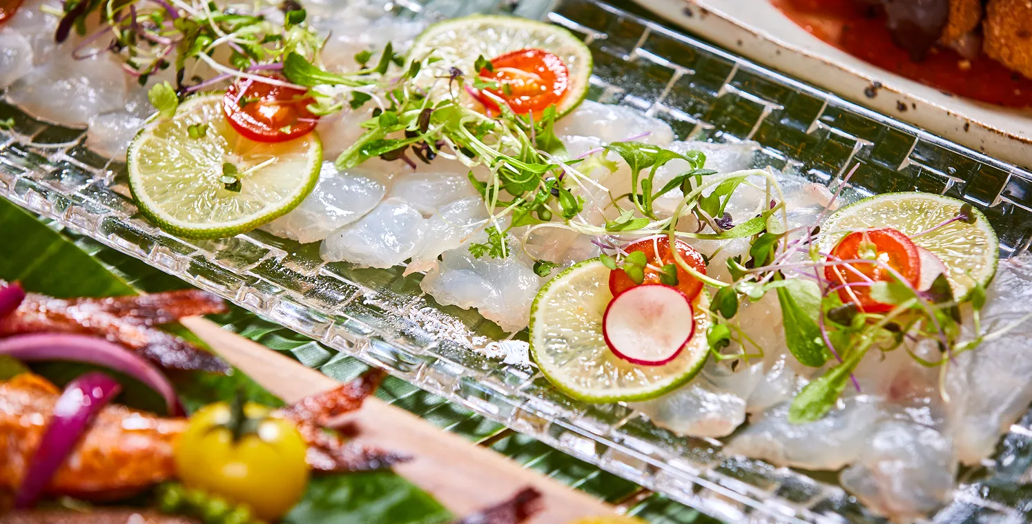 沖縄の恵みを贅沢に取り入れた彩り豊かなディナーブッフェ。