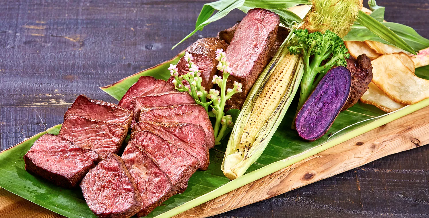 沖縄の恵みを贅沢に取り入れた彩り豊かなディナーブッフェ。