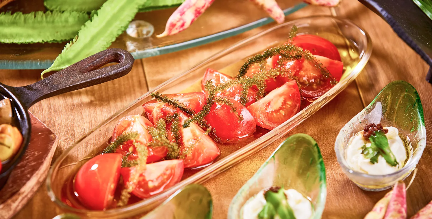 沖縄の恵みを贅沢に取り入れた彩り豊かなディナーブッフェ。