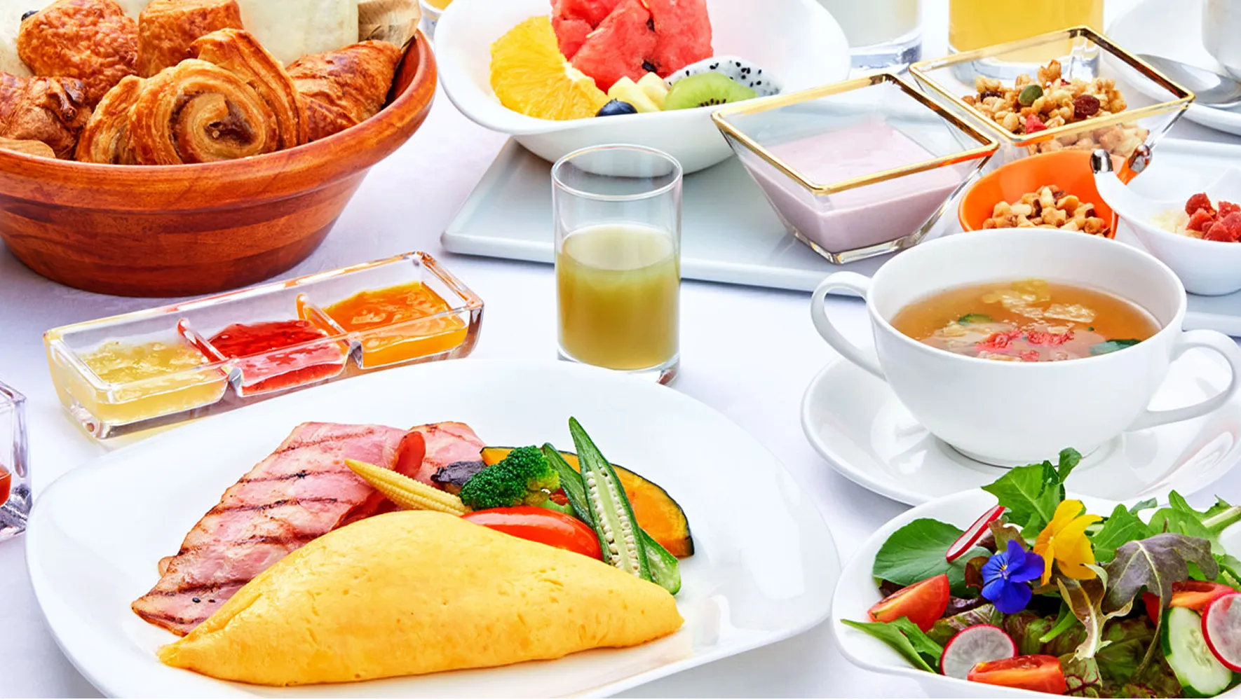 7色の食材が織りなす、美しくヘルシーな朝食を。