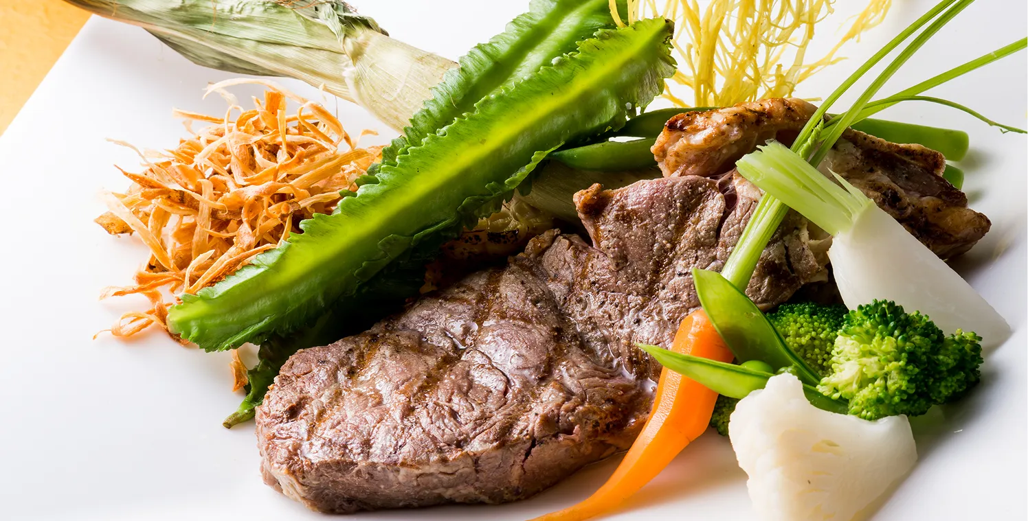 豊かな島の味が、夜をやさしく満たす。