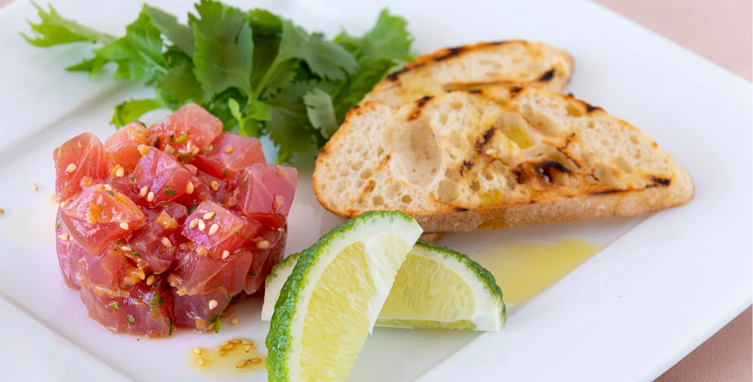 豊かな島の味が、夜をやさしく満たす。