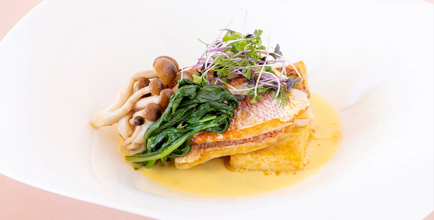 豊かな島の味が、夜をやさしく満たす。