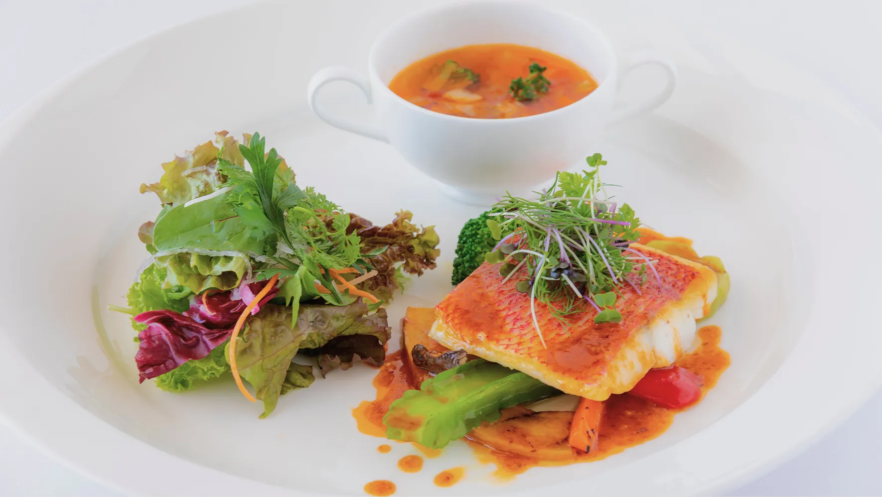 南の風が運ぶ、穏やかなランチタイム。